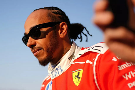 Hamilton zeigt Ferrari F40 im Monza-Paddock