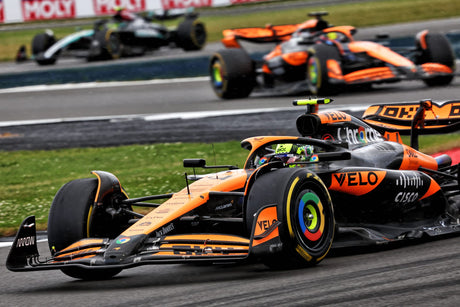 Norris SCHOCKT alle: McLaren dominiert chaotisches FP1!