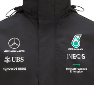 Chaqueta impermeable negra del equipo Mercedes 2021
