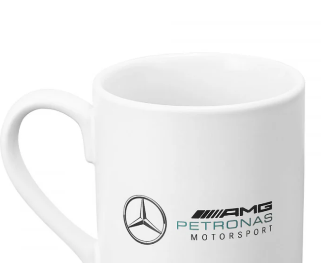 Taza blanca con el logotipo de Mercedes 2020